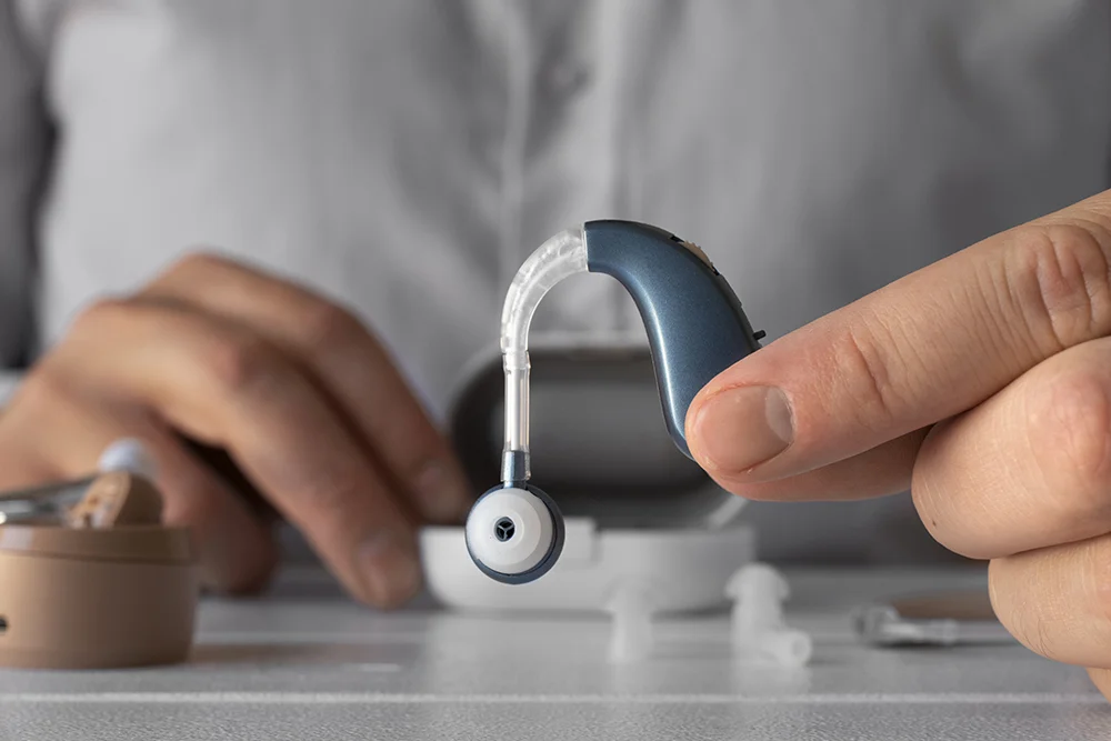 Quem usa aparelho auditivo sabe o quanto ele é importante para manter a qualidade de vida e a comunicação no dia a dia. Por isso, quando o dispositivo deixa de funcionar corretamente, é natural surgir a preocupação: “E agora, o que fazer?”
